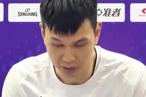 傲人身材！说唱歌手Cardi B在总决赛场边秀自拍